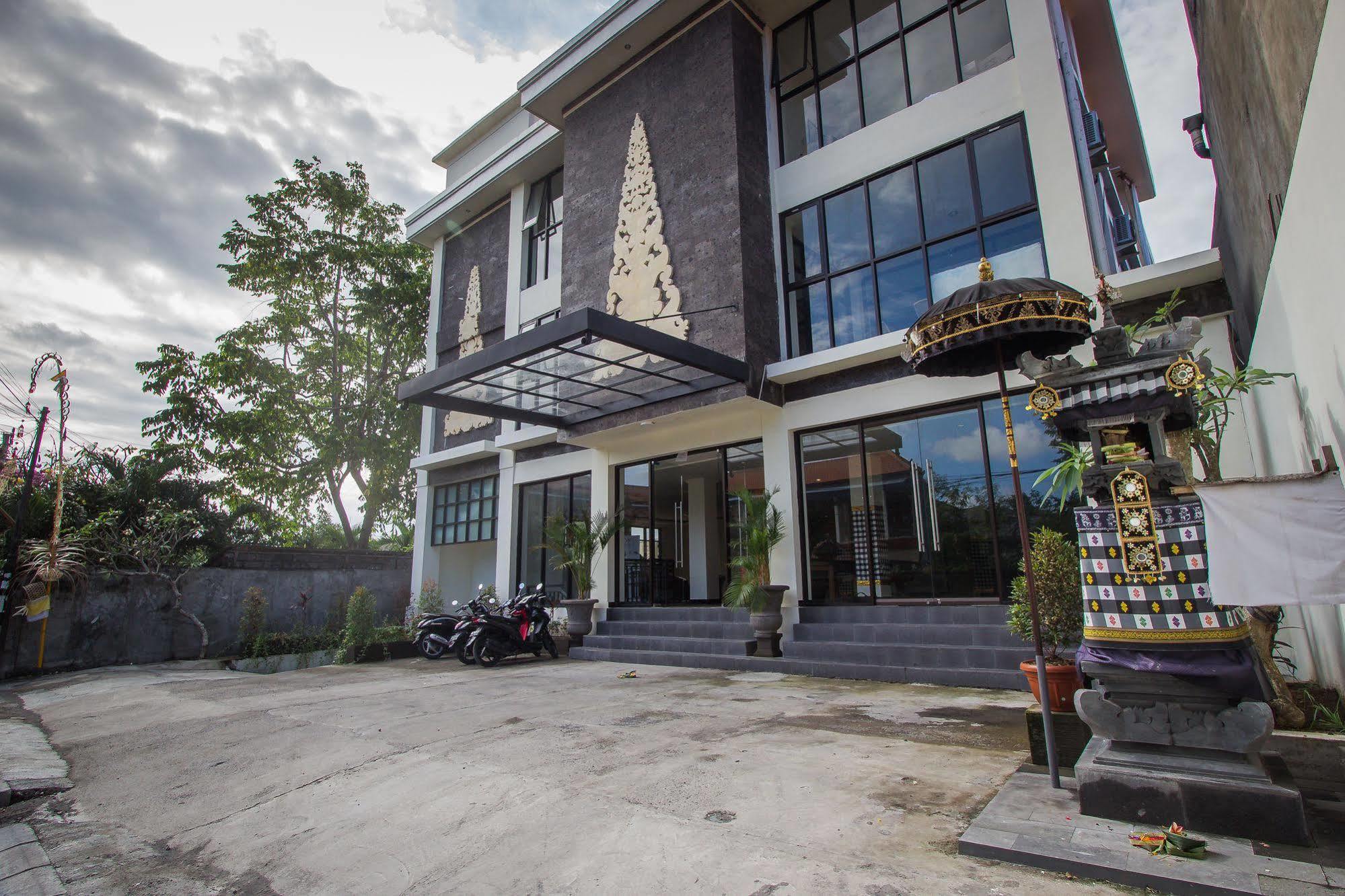 Ivanka Airport Inn Kuta Lombok Buitenkant foto