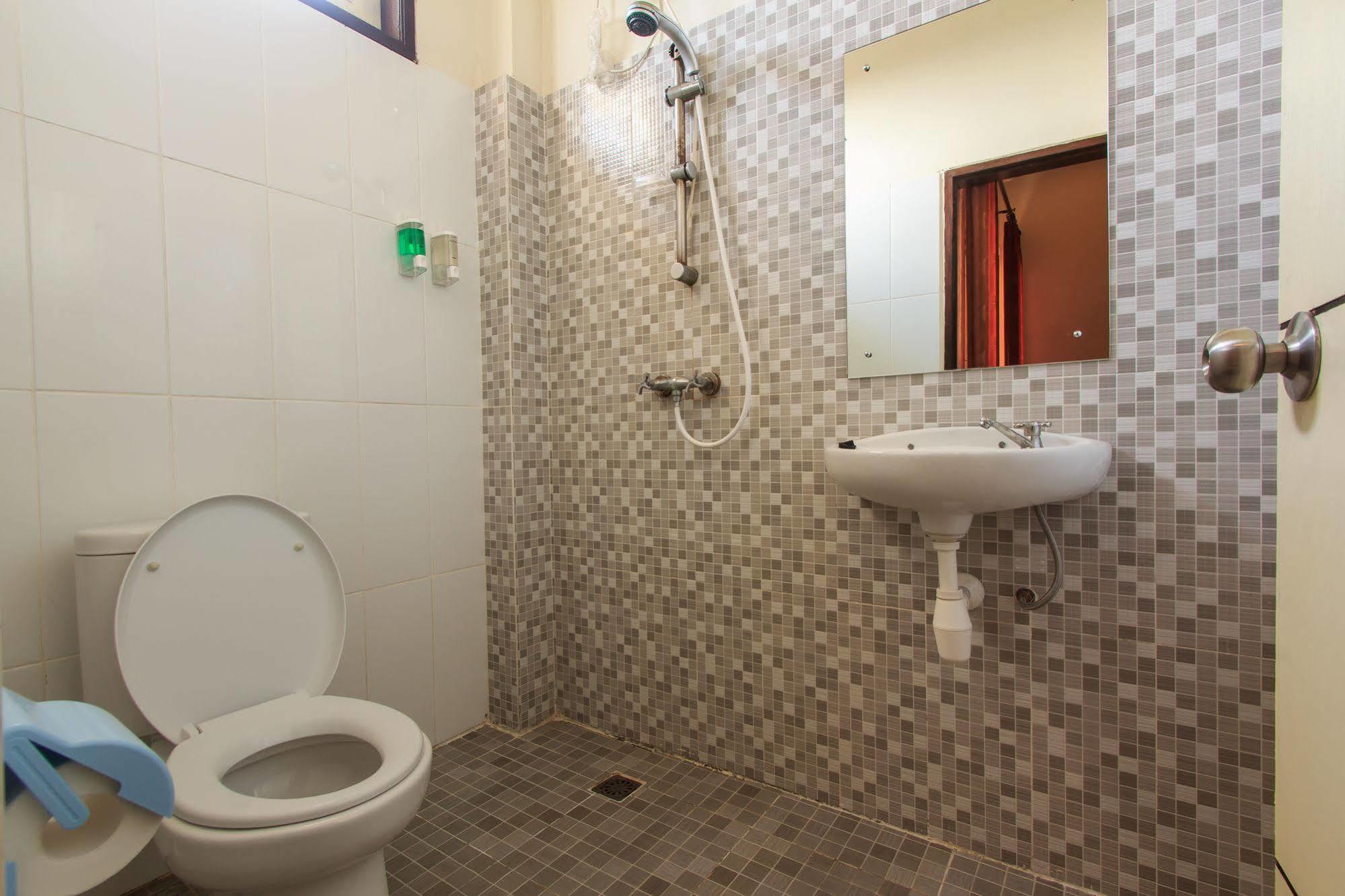 Ivanka Airport Inn Kuta Lombok Buitenkant foto